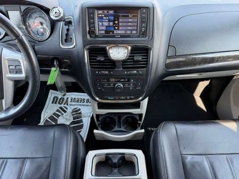 Used 2014 Chrysler Town & Country Touring FWD image 25