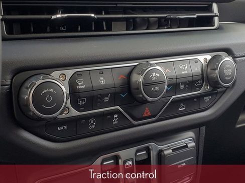Used 2025 Jeep Wrangler Unlimited Sahara w/ Technology Group AWD/4WD image 28