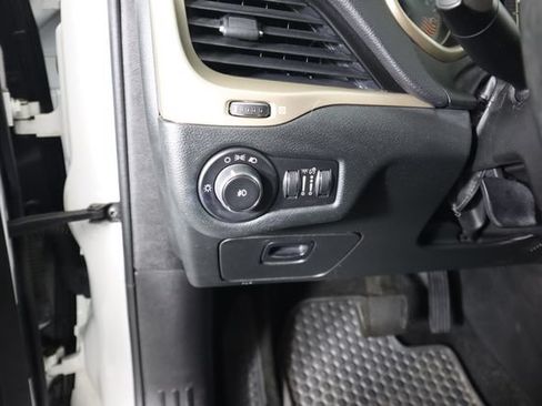 Used 2014 Jeep Cherokee Latitude w/ Cold Weather Group AWD/4WD image 33