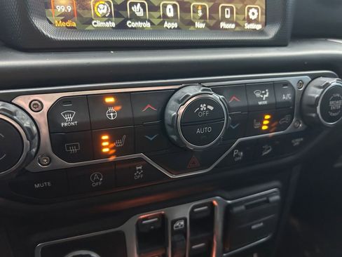 Used 2020 Jeep Wrangler Unlimited Sahara image 37