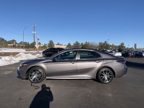 Used 2022 Toyota Camry SE image 10