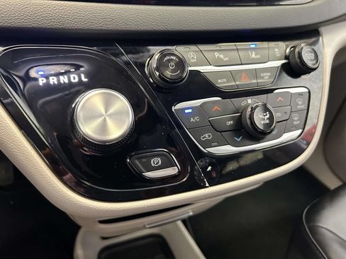 Used 2024 Chrysler Pacifica Touring-L FWD image 22