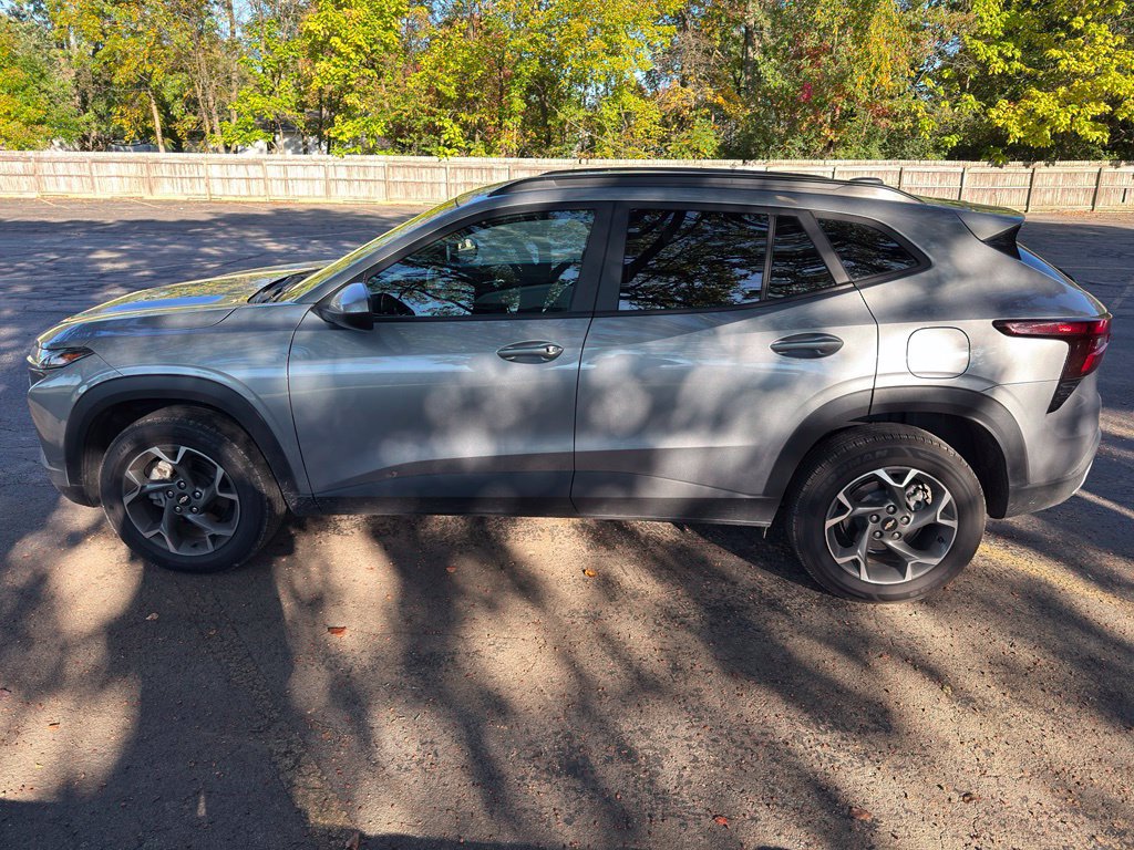 Used 2025 Chevrolet Trax LT FWD image 16