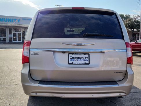 Used 2012 Chrysler Town & Country Limited w/ Luxury Group image 7