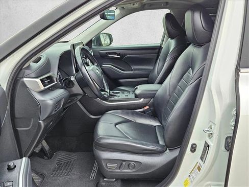 Used 2021 Toyota Highlander XLE image 16