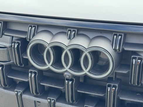 Used 2025 Audi Q7 2.0T Premium w/ Convenience Plus Package image 7