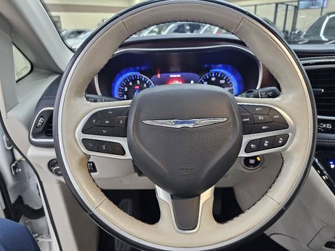 Used 2019 Chrysler Pacifica Limited w/ Tire & Wheel Group FWD image 30