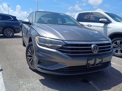Used 2019 Volkswagen Jetta SE w/ Cold Weather Package FWD image 1