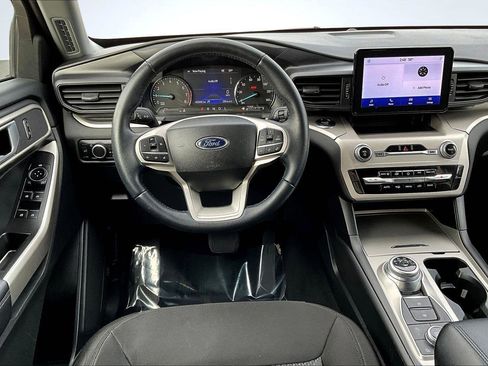 Used 2023 Ford Explorer XLT image 5