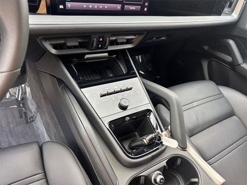 Used 2025 Porsche Cayenne Coupe image 30