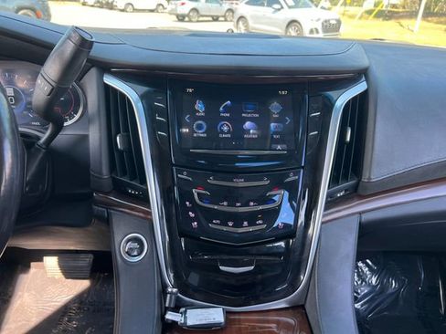 Used 2019 Cadillac Escalade ESV image 19