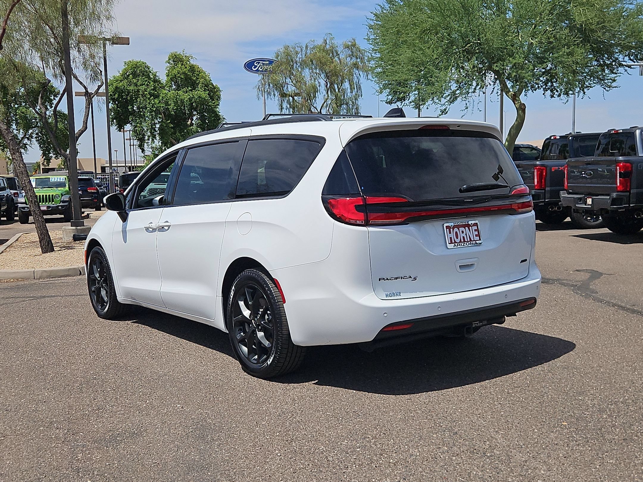 Used 2023 Chrysler Pacifica Touring-L w/ S Appearance Package AWD/4WD image 8