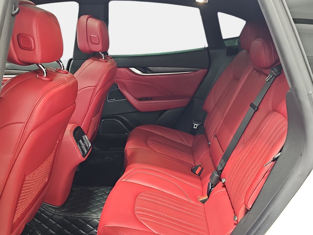 Used 2020 Maserati Levante AWD/4WD image 12