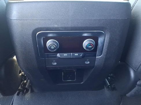 Used 2024 Chevrolet Suburban LT image 29