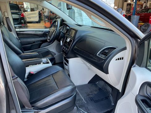 Used 2015 Chrysler Town & Country LX FWD image 42