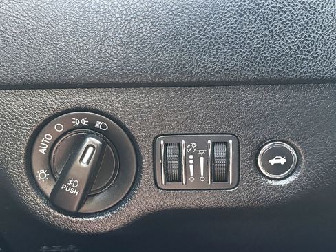 Used 2015 Dodge Charger SXT RWD image 18