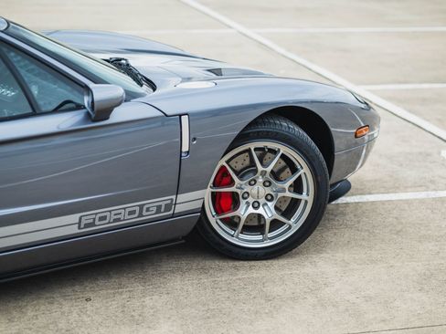 Used 2006 Ford GT RWD image 19