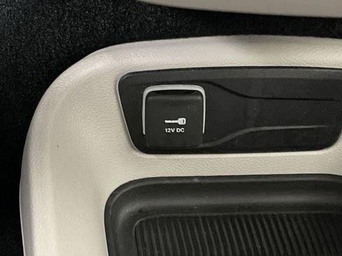 Used 2023 Chrysler Pacifica Touring-L FWD image 23