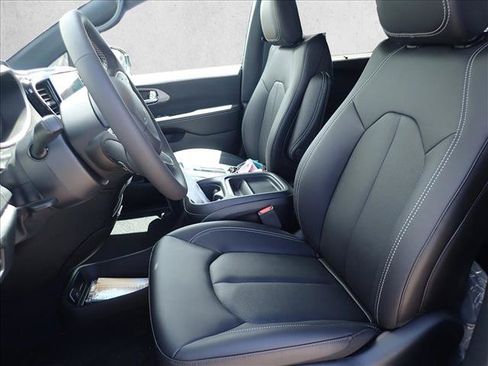 New 2027 Chrysler Pacifica Select AWD/4WD image 12