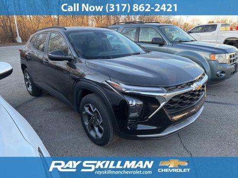 Used 2025 Chevrolet Trax LT image 1