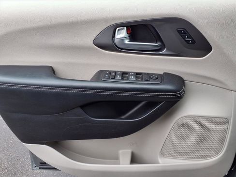 Used 2022 Chrysler Pacifica Touring-L image 21