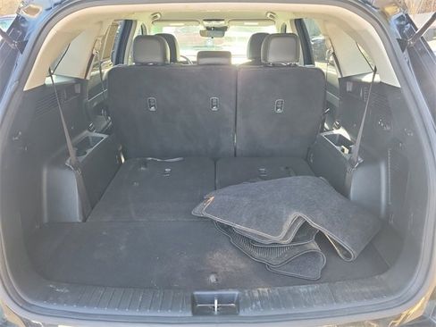 Certified 2025 Kia Sorento S image 9