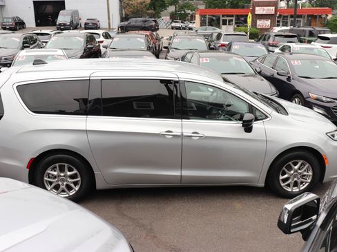 Used 2024 Chrysler Pacifica Touring-L FWD image 6