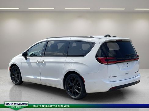 Used 2024 Chrysler Pacifica Limited w/ S Appearance Package image 5