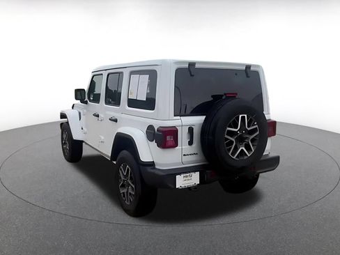 Used 2025 Jeep Wrangler Unlimited Sahara AWD/4WD image 11