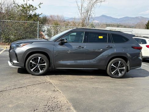 Used 2022 Toyota Highlander XSE image 4