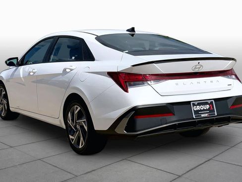 Used 2025 Hyundai Elantra SEL FWD image 11