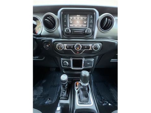 Used 2018 Jeep Wrangler Unlimited Sport image 29