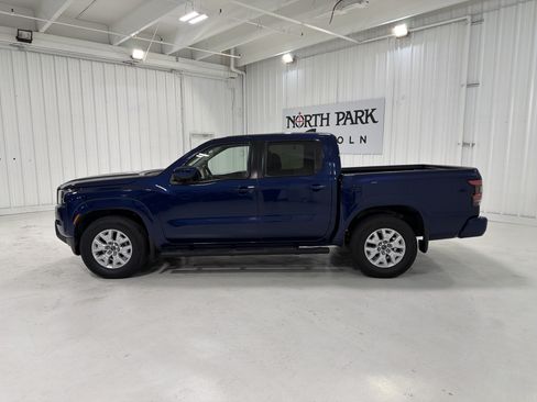 Used 2023 Nissan Frontier SV w/ Tow Package RWD image 2