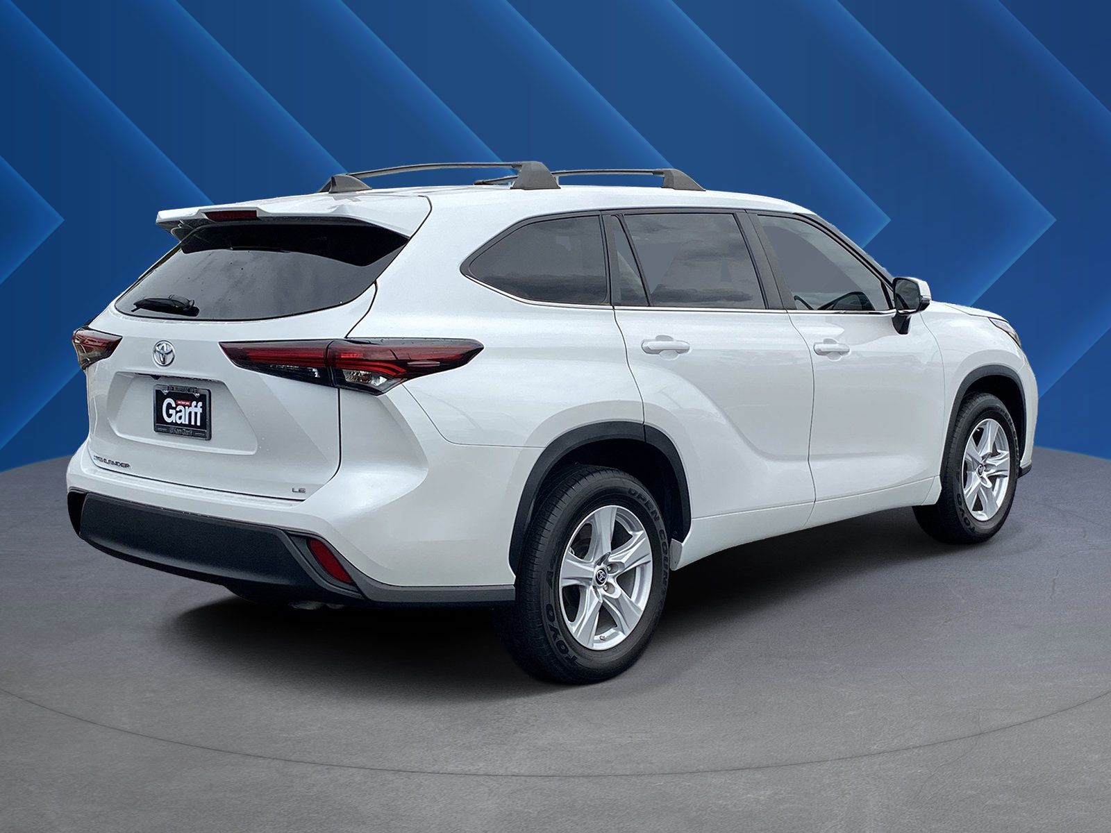 Used 2024 Toyota Highlander LE FWD image 3