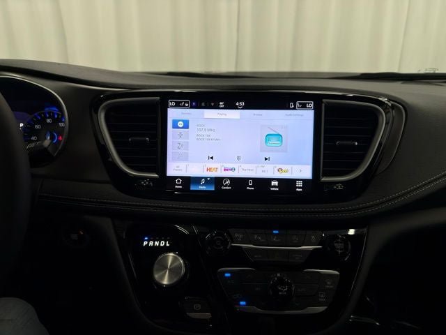 Used 2025 Chrysler Pacifica Select AWD/4WD image 17