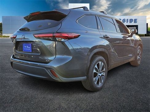 Used 2022 Toyota Highlander XLE image 7