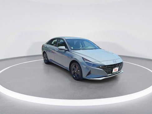 Used 2022 Hyundai Elantra Blue FWD image 2