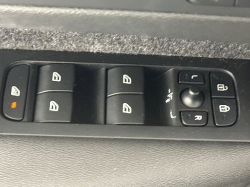 Used 2023 Volvo XC40 B5 Core image 24