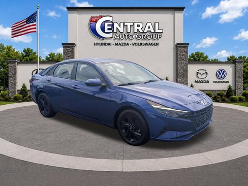 Used 2023 Hyundai Elantra SEL w/ Preferred Accessory Package FWD image 1
