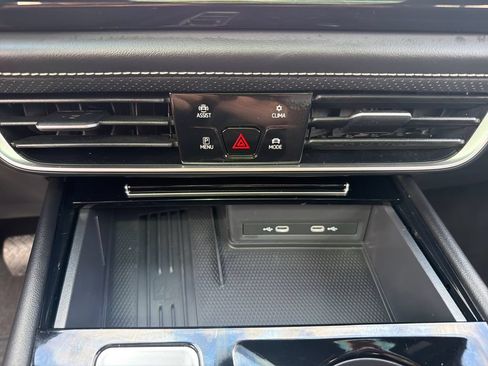 Certified 2025 Volkswagen Atlas Cross Sport SE w/ Panoramic Sunroof Package AWD/4WD image 17