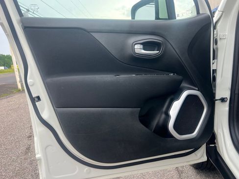 Used 2020 Jeep Renegade Latitude w/ Cold Weather Group image 9