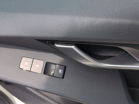Used 2025 Kia Niro LX FWD image 33