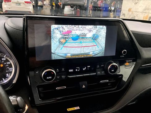 Used 2023 Toyota Highlander XSE image 28