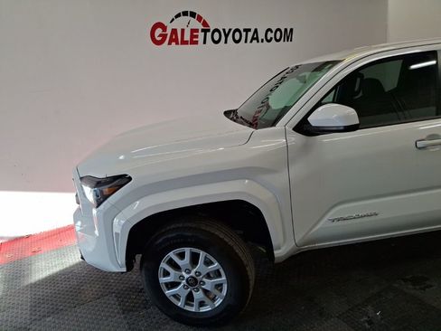 Used 2025 Toyota Tacoma SR5 image 5