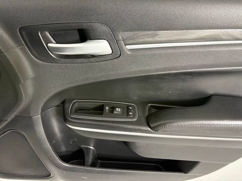 Used 2019 Chrysler 300 Touring w/ Chrome Appearance Package RWD image 12