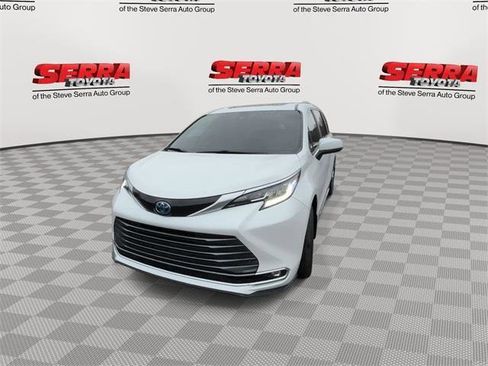 Certified 2024 Toyota Sienna Limited image 4