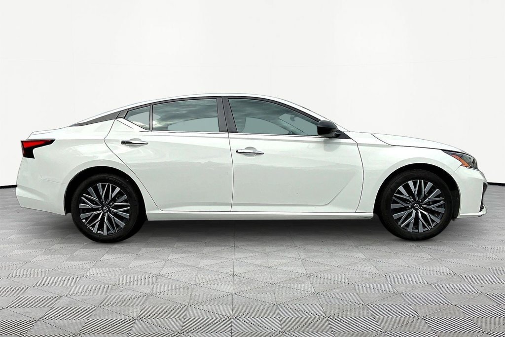 Used 2025 Nissan Altima 2.5 SV FWD image 8