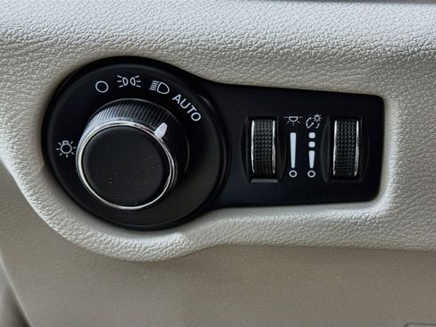 Used 2023 Chrysler Voyager LX FWD image 11