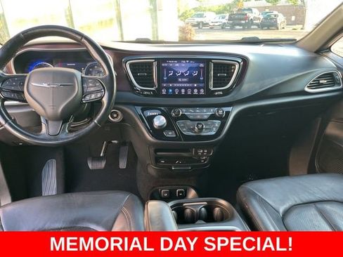 Used 2020 Chrysler Pacifica Touring-L FWD image 15