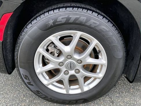 Used 2023 Chrysler Pacifica Touring-L FWD image 7
